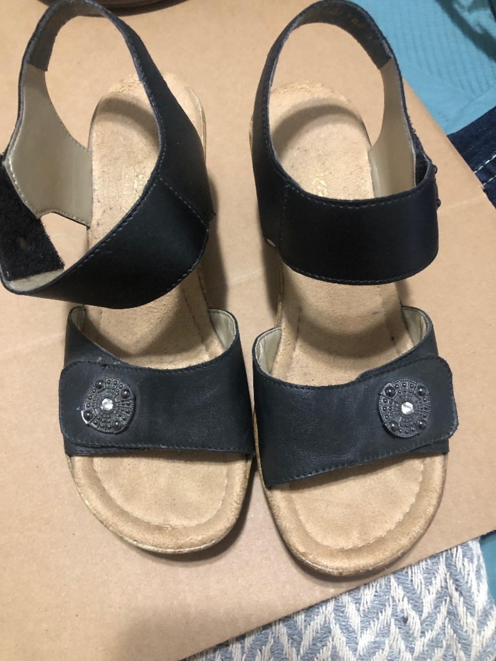 Ladies Velcro  chunky heel sandal. Very comfortable and stylish. Black and size